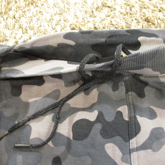 Under Armour Shorts Men's Medium Camo Black Gray Fleece Sweat Loose Fit Athletic - Picture 3 of 6